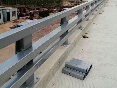 驰越 防撞护栏立柱 防撞护栏 停车场防撞护栏 燃气管道防撞护栏 长期现货