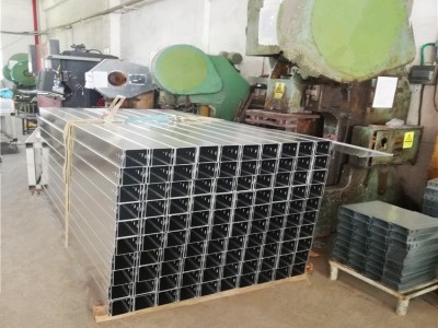 红兴品牌电工电气电缆桥架 防火桥架 工业镀锌钢制电缆桥架 镀锌钢板桥架 防火热镀锌槽式桥架 不锈钢桥架100*100