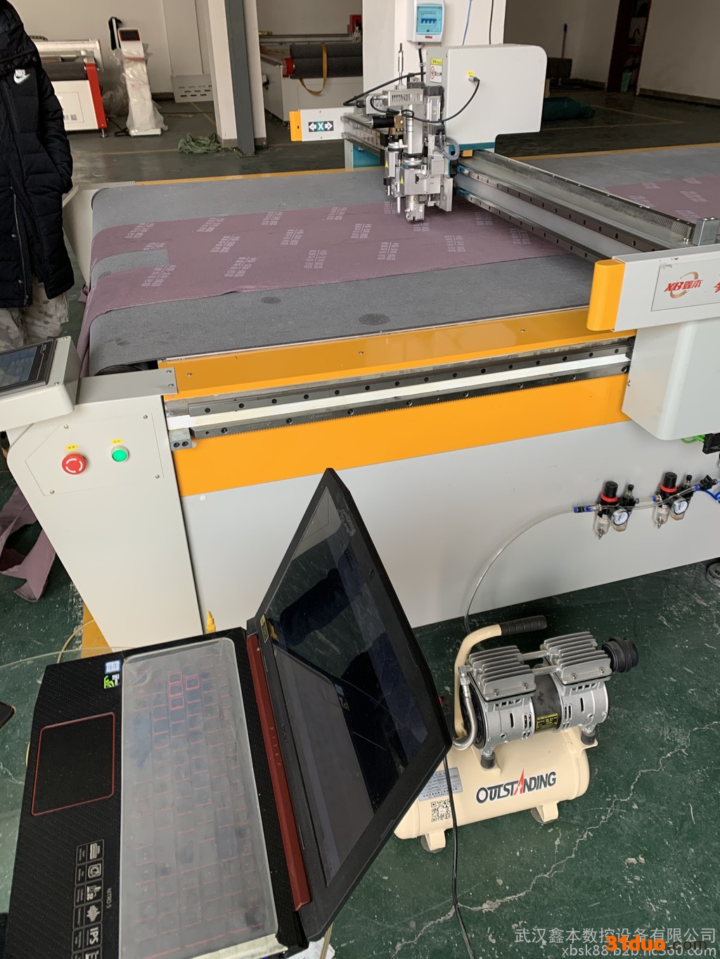 湖北武汉 鑫本数控皮革切割机皮革布料裁剪机振动刀厂家 送货上门包安装 皮革沙发裁剪机