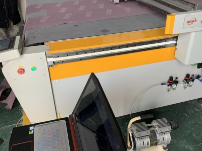 武汉鑫本数控家居沙发裁剪机圆刀布料切割机科技布沙发裁剪设备