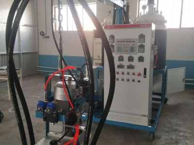 山东PU仿木建材浇注构件加工机器 PU低压发泡机 供应聚氨酯仿木建材产品发泡机