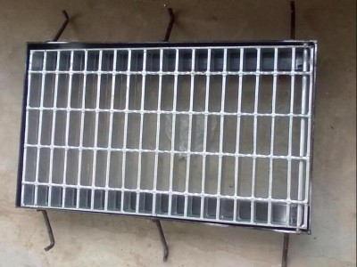 镀锌格栅板平台-云磊-建筑建材格栅板定制-热镀锌框架格栅平台板