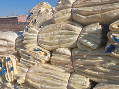 华强保温建材 供应玻璃丝布机制岩棉被 电子玻纤布保温岩棉被