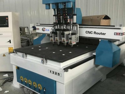 打孔自动换刀四工序 数控开料机 板式家具2018年开槽设备