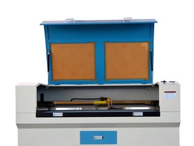 供应自动送料激光切割机 1600*1000皮革布料激光切割机