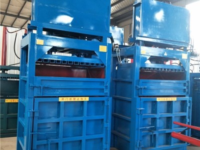 铁皮钢筋半自动压块机  服装皮革边角料打包机  立式单杠油漆桶压扁机 **