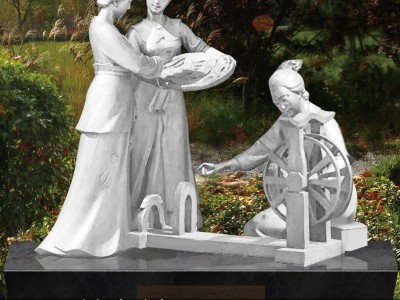 炳宇雕塑 古代人物玻璃钢雕塑定制民间妇女纺织纺花雕塑纺织文化雕塑玻璃钢人物雕塑报价户外纺织主题公园景观雕塑