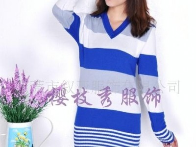 批发低价V领秋冬间条好看中长款服饰