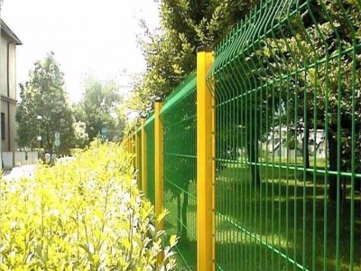 南宁市公路钢丝围栏网，体育操场围栏网专业制造，纺织工业围栏， 球场网片围栏供应厂