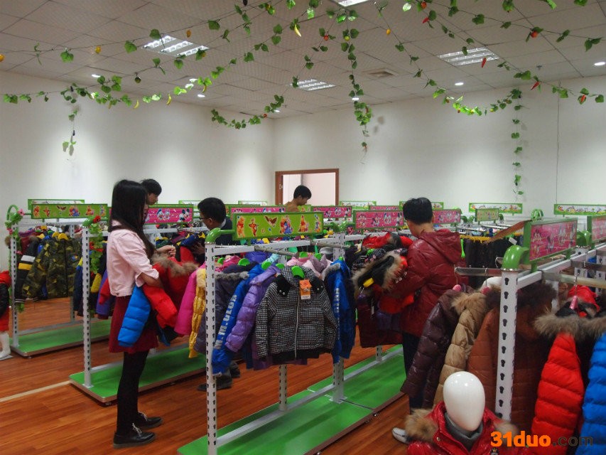 广州伟尼熊服饰年终特卖会