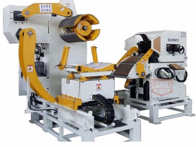 佑亿供应汽车汽配冲压三合一送料机厂家 机箱外壳、电柜三合一料架整平送料机