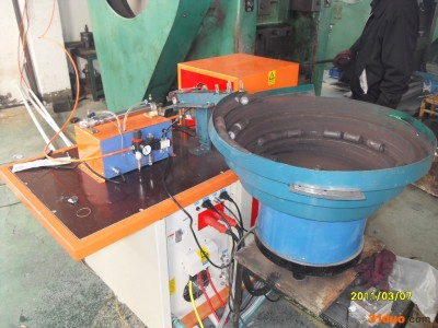 供应─ 中频感应加热锻造炉机械设备