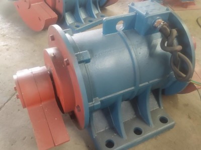 宏达XUM-180-6振动电机 6级14KW高频振动器 大型铜芯振动电机东营宏达振动设备**