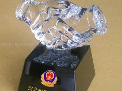 供应战略合作伙伴纪念品，水晶握手纪念，环典招商引资纪念品，会议纪念品定制，水晶握手