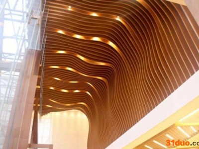 河南许昌售票大厅波浪款式木纹铝方通装修材料生产厂家选广东德普龙建材厂。
