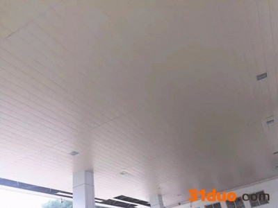 河南加油站白色吊顶-条形铝扣板天花厂家找广东德普龙建材厂。