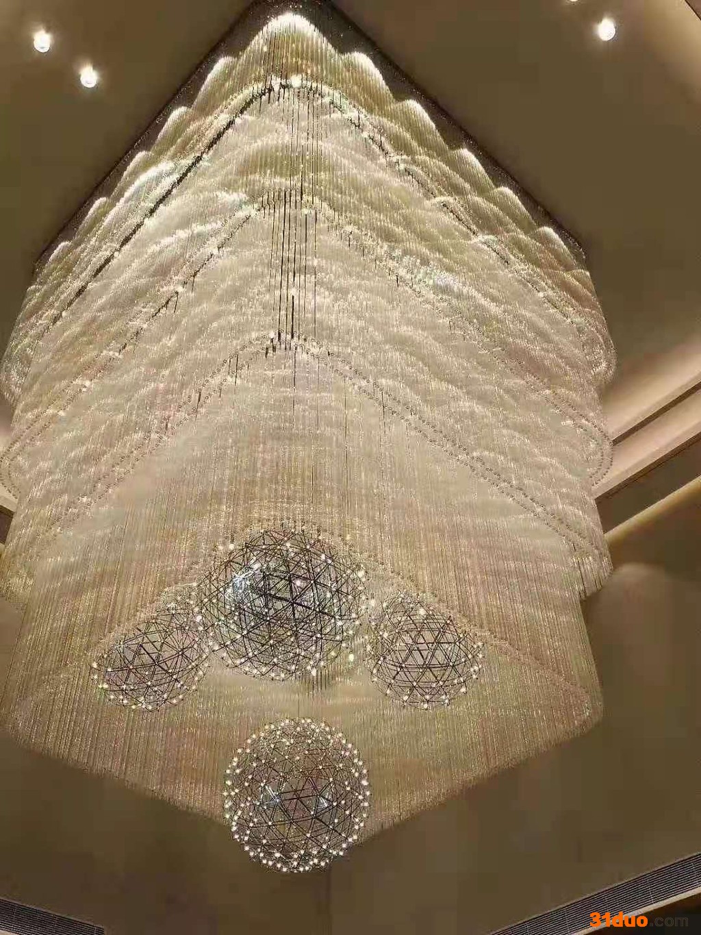 水晶吊灯厂家专业非标定做：酒店大厅吊灯，会所水晶灯，会议室吊灯等定做吸顶灯厂家。