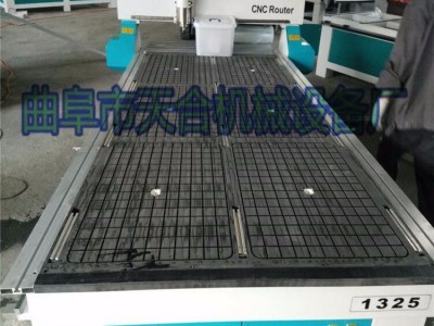 自动送料皮革激光雕刻机 亚克力木板墙贴工艺 全自动模型雕刻机