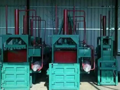 曲阜废塑料袋立式液压打包机  纺织企业下脚料压扁机  松散物料压缩打包机 包型紧凑整齐美观