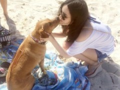 周扬青夏威夷度假亲吻狗狗 男友罗志祥疑同行