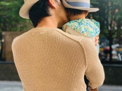 明道晒与儿子背影合照 祝自己父亲节快乐