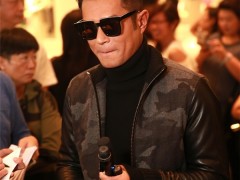 45岁李嘉欣练瑜伽身段姣好