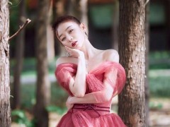 34岁袁姗姗露腹肌自拍 完美身材马甲线似雕刻