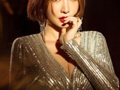 柳岩穿抹胸裙上围傲人 眼神放电性感妩媚撩人