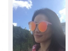 舒淇站蓝天下拍照 留言：天气好不代表心情好