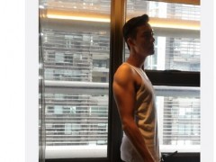 陈伟霆晒侧面帅照 倚靠窗前大秀结实肌肉