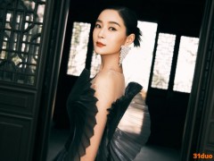 王媛可受邀出席时尚活动 黑色扇形百褶裙氛围感十足