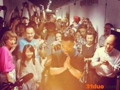 陈奕迅庆41岁生日 吹蜡烛表情夸张搞笑