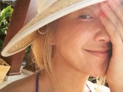 40岁李玟比基尼出镜身材好 素颜秀雀斑