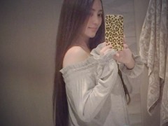 台湾女星关颖晒长发自拍照 惊呼:多久没剪头发了