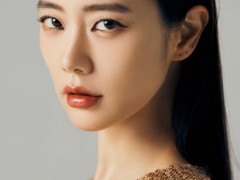 克拉拉杂志大片诠释高级感 干净利落侧颜绝美