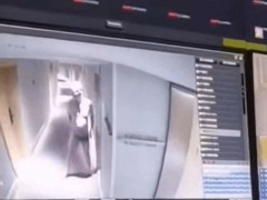 女住客回应“裸男凌晨闯入房间”：他称找不到房门，被投诉两次后还出来敲门