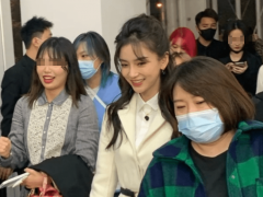 明星现场照片(女星出席活动真实照片)